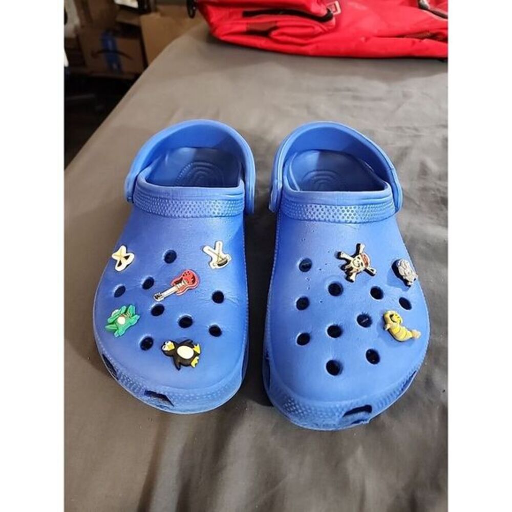 CROCSโ Blue Color with Flower Charm Size Men's 6 Women's 8 #22992